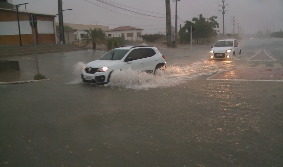 Ruas e bairros de Petrolina ficaram alagados — Foto: Reprodução / TV Grande Rio