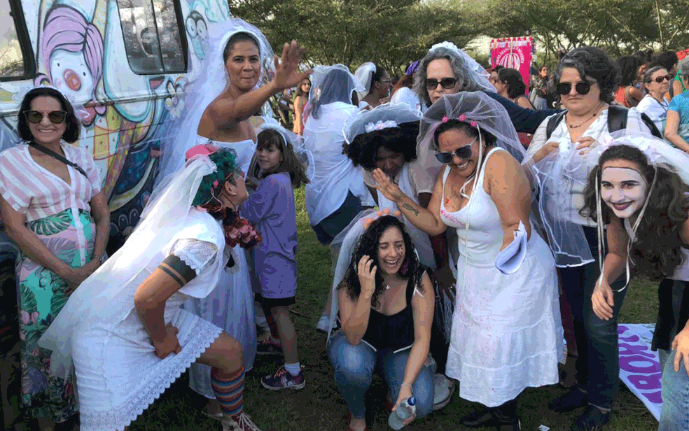 Vestidas de noiva e com adereÃ§os que remetem Ã  mexicana Frida Kahlo, mulheres fizeram cortejo de carnaval como protesto neste 8 de marÃ§o  â Foto: Daumildo JÃºnior/G1