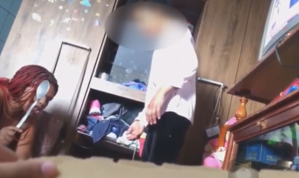 Vídeo mostra menina de 11 anos sofrendo agressão de mãe em Guarujá, SP — Foto: Reprodução