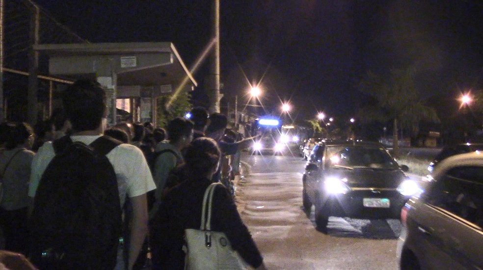 Moradores da região dos DICs reclamam dos ônibus superlotados. — Foto: Reprodução EPTV