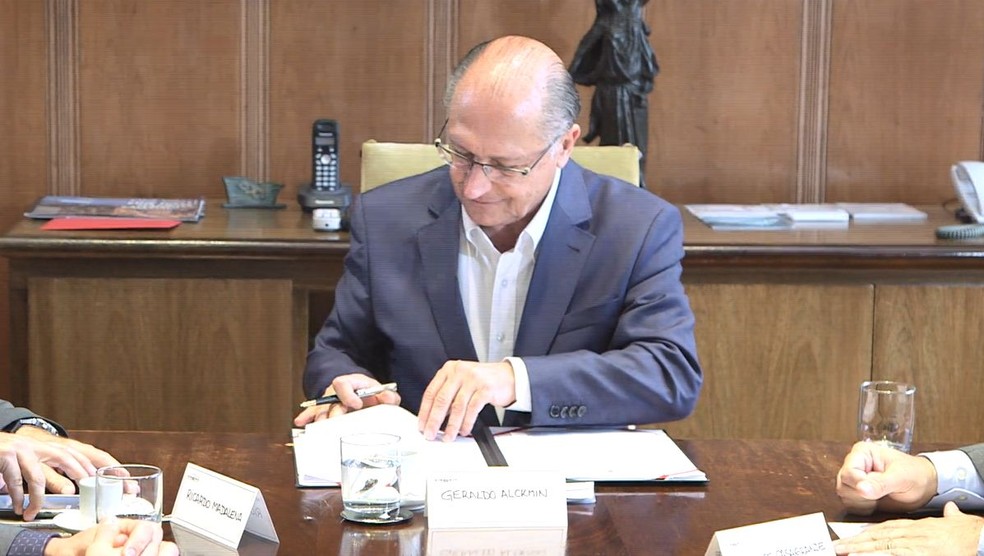 Geraldo Alckmin assinou o convênio na sexta-feira (Foto: Secretaria de Logística e Transporte / Divulgação)