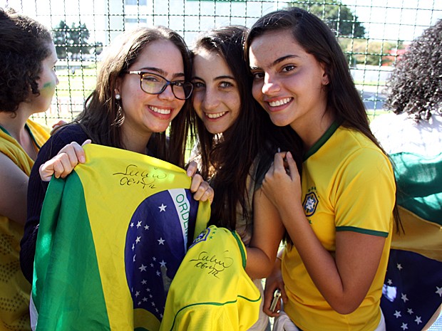 Adolescentes foram até o hotel onde seleção está hospedada em Brasília e conseguiram autógrafo do goleiro Júlio César (Foto: Ricardo Moreira / G1)
