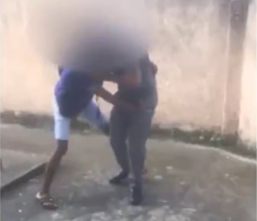 Estudante é agredido por segurança terceirizado em colégio na Bahia — Foto: Reprodução/TV Bahia