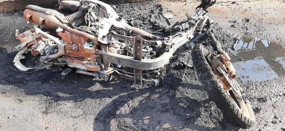 Motocicleta ficou completamente destruída — Foto: Antoniel Pereira/TV Anhanguera