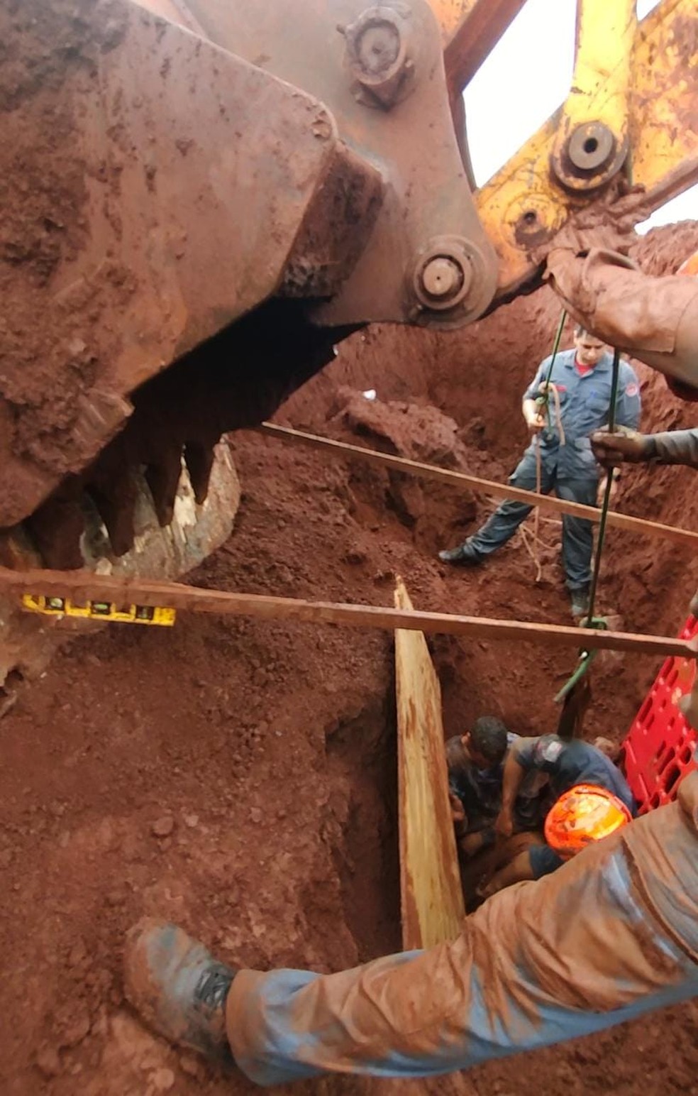 Trabalhador soterrado é salvo por colegas em canteiro de obras em Barra Bonita — Foto: Arquivo pessoal