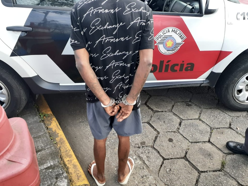 Suspeito foi preso pela PM neste sábado (8) em Cubatão (SP) — Foto: Divulgação/Polícia Militar