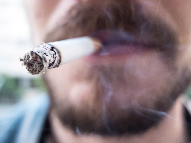Homem fuma cigarro (Foto: Rafael Neddermeyer/ Fotos Públicas)