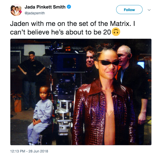 O tuíte de Jada Pinkett Smith com a foto nos bastidores de gravação de Matrix Reloaded e Revolutions (2003) (Foto: Twitter)