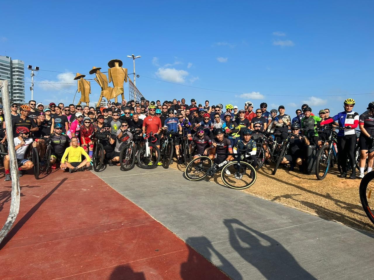 Ciclistas fazem homenagem a médico morto atropelado em SL e cobram segurança para a categoria