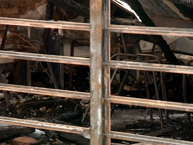 Fogo que começou em pizzaria destruiu Biblioteca Municipal de Cosmópolis (Foto: Reprodução/EPTV)