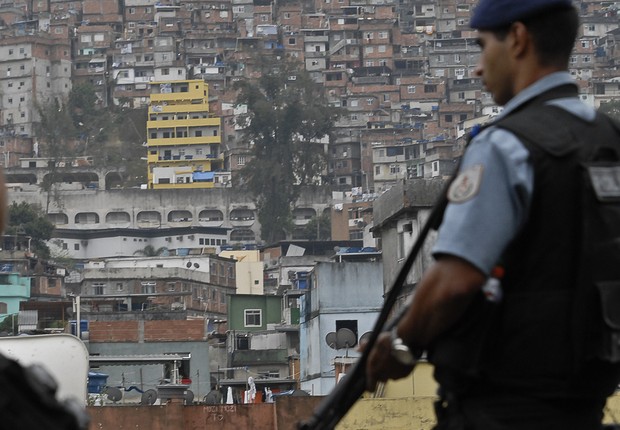 Policial faz segurança na unidade de Polícia Pacificadora (UPP), na Favela da Rocinha (Foto: Marcello Casal Jr/Agência Brasil)