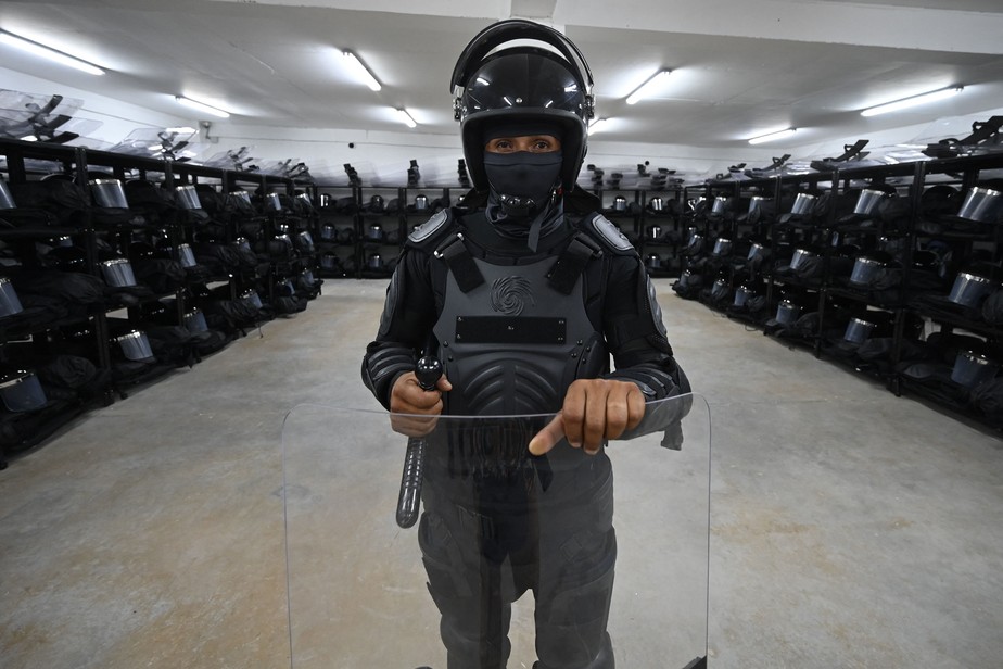 Policial dentro do novo presídio em El Salvador, considerado o maior do continente americano