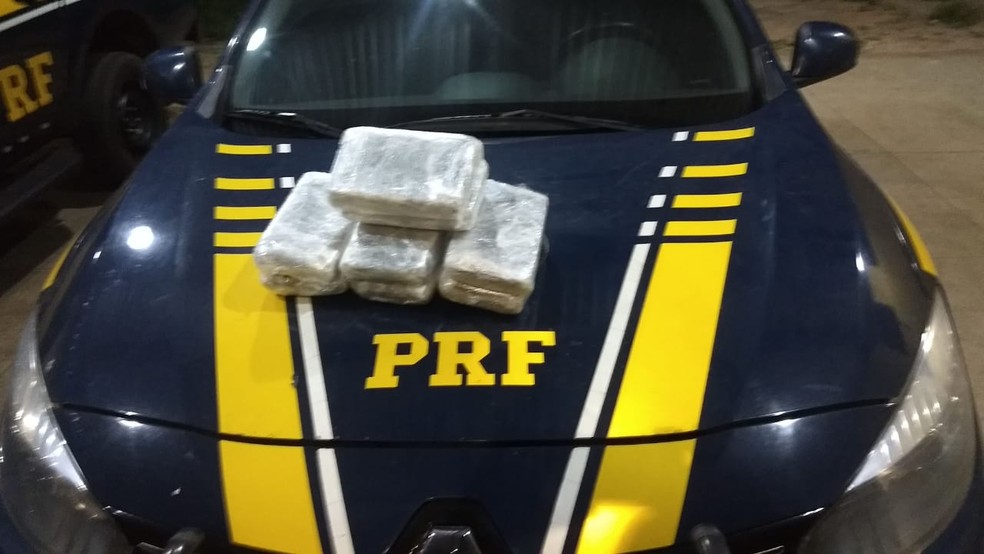 Mulher foi presa pela PRF na sexta-feira (22) por transportar cerca de 8 kg de crack em uma bagagem. — Foto: Divulgação/Polícia Rodoviária Federal