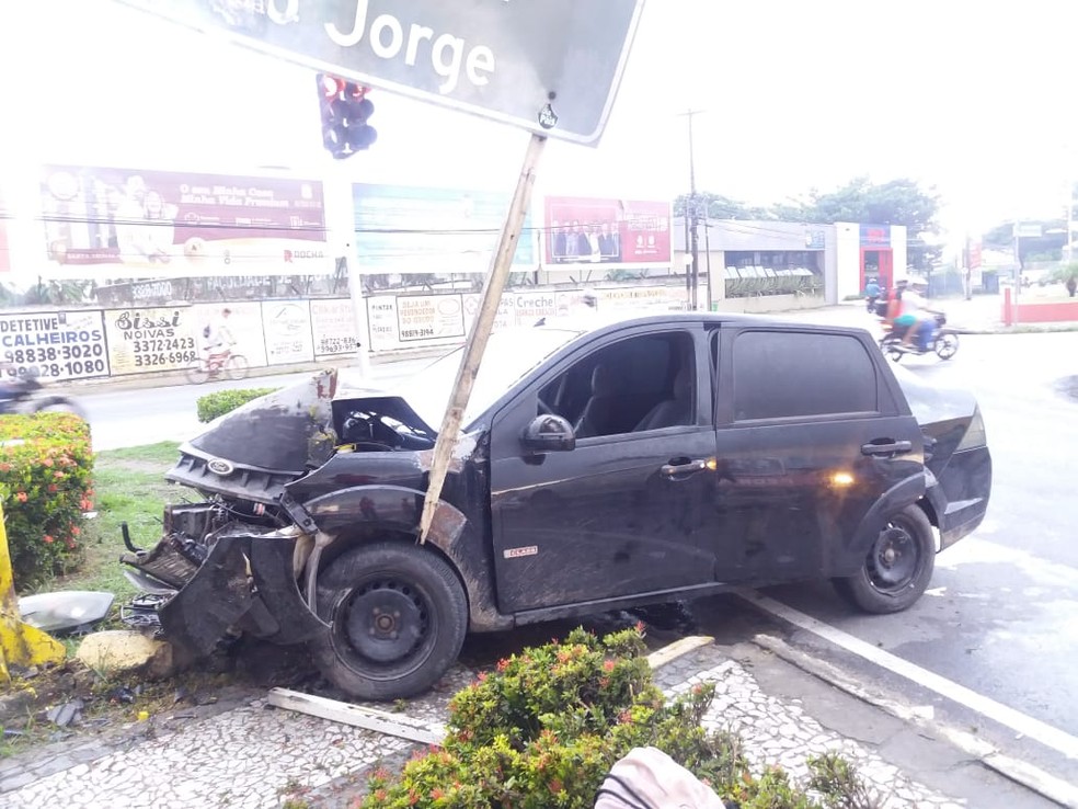 Carro ficou destruído com o impacto do acidente — Foto: Heliana Gonçalves/TV Gazeta