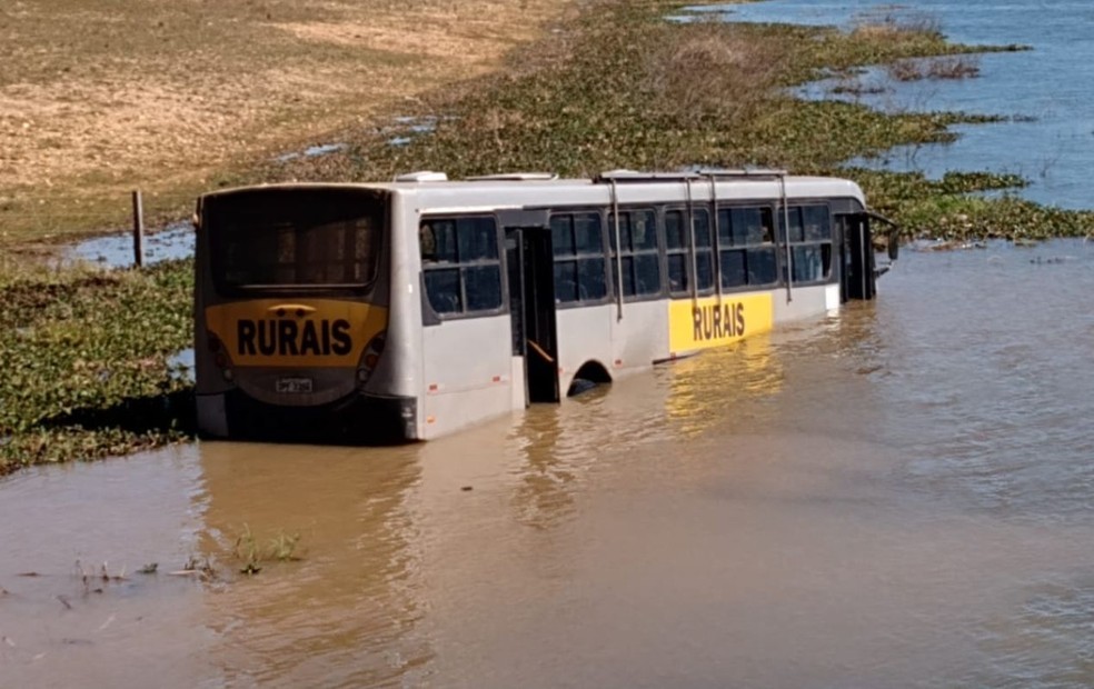 Ônibus com trabalhadores rurais passa entrada de balsa e cai dentro do Rio Paranapanema em Itatinga — Foto: Arquivo pessoal