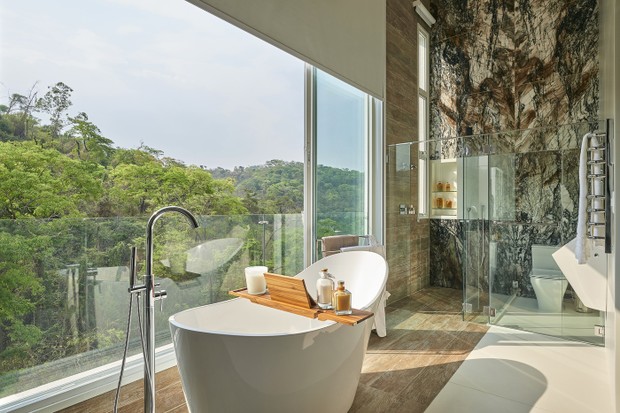Décor do dia: banheiro com vista para a natureza e banheira de imersão (Foto: Jomar Bragança)