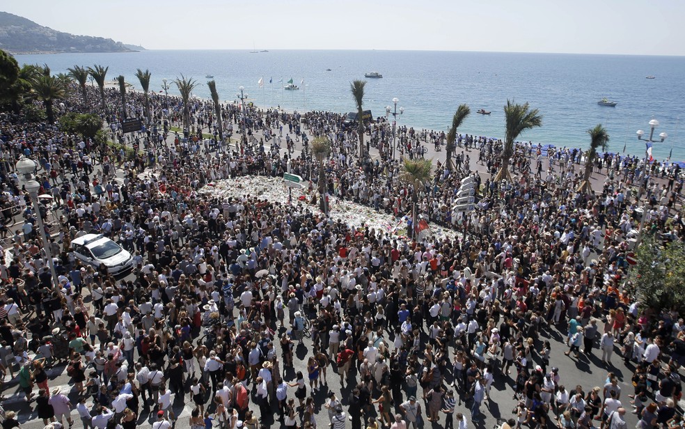 Moradores de Nice, no sul da França, se reúnem em memorial improvisado para realizar um minuto de silêncio para homenagear as vítimas do ataque terrorista na cidade em 2016. — Foto: AP Photo/Luca Bruno