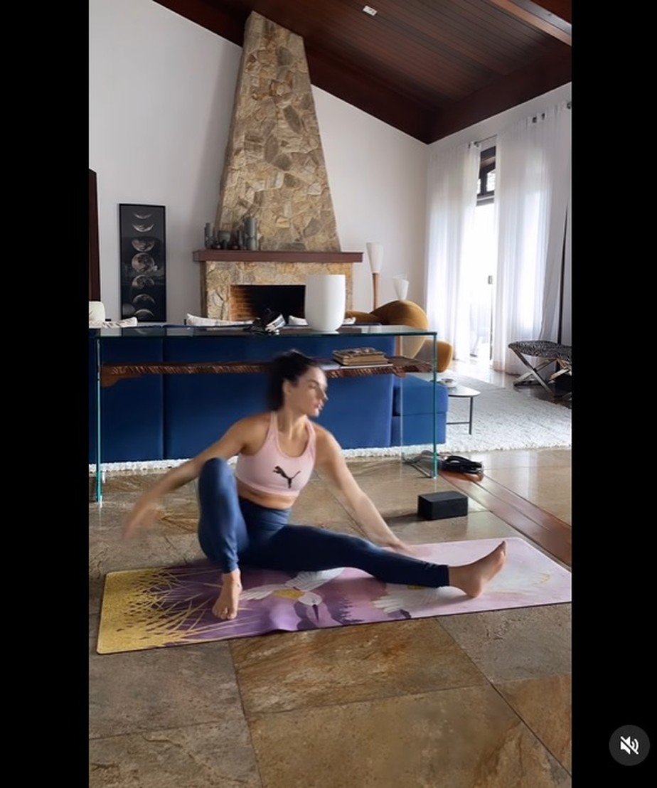 Isis Valverde faz ioga