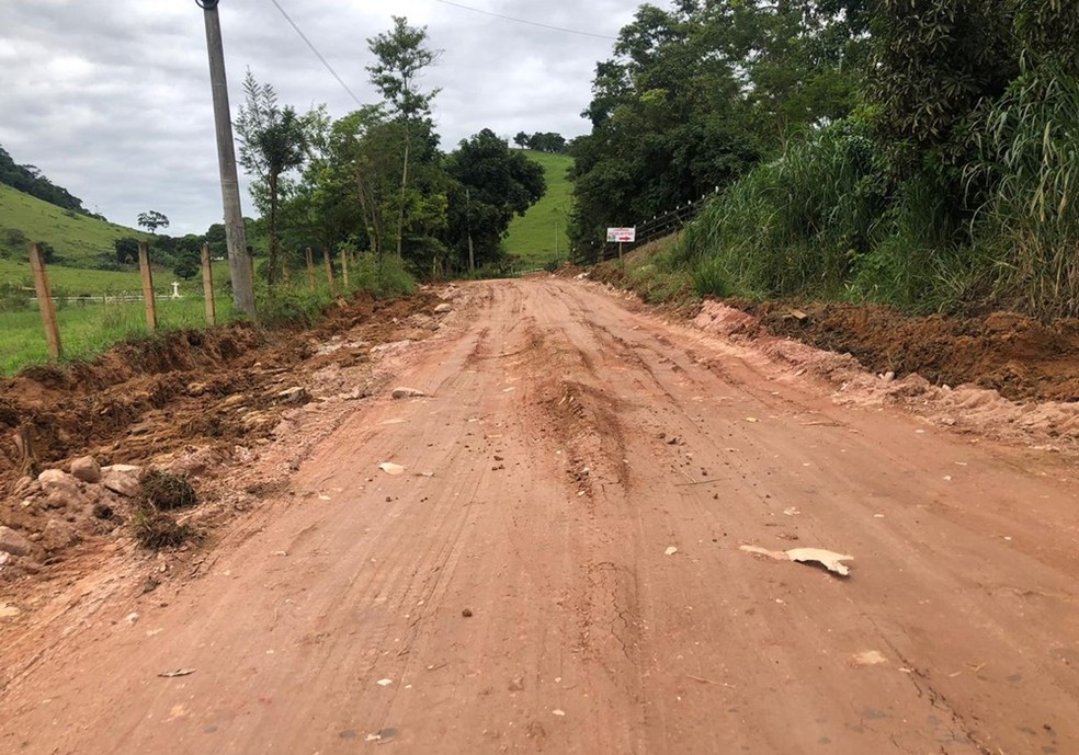 Estradas rurais em Muriaé são usadas para escoar produções agrícola e leiteira — Foto: Prefeitura/Divulgação