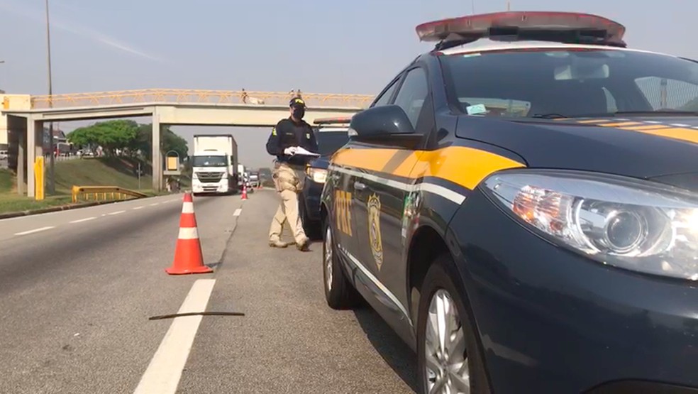 Homem morreu atropelado após tentar atravessar trecho da Via Dutra — Foto: Rauston Naves/Rádio Metropolitana