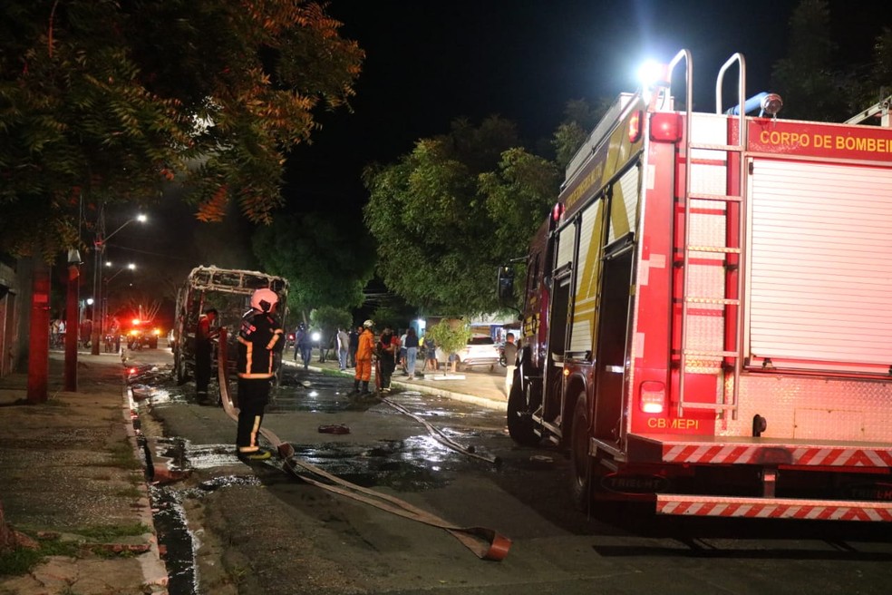 Grupo ateia fogo em ônibus em ‘protesto’ contra morte de homens mortos pela PM na Zona Norte de Teresina — Foto: Catarina Costa/g1 Piauí