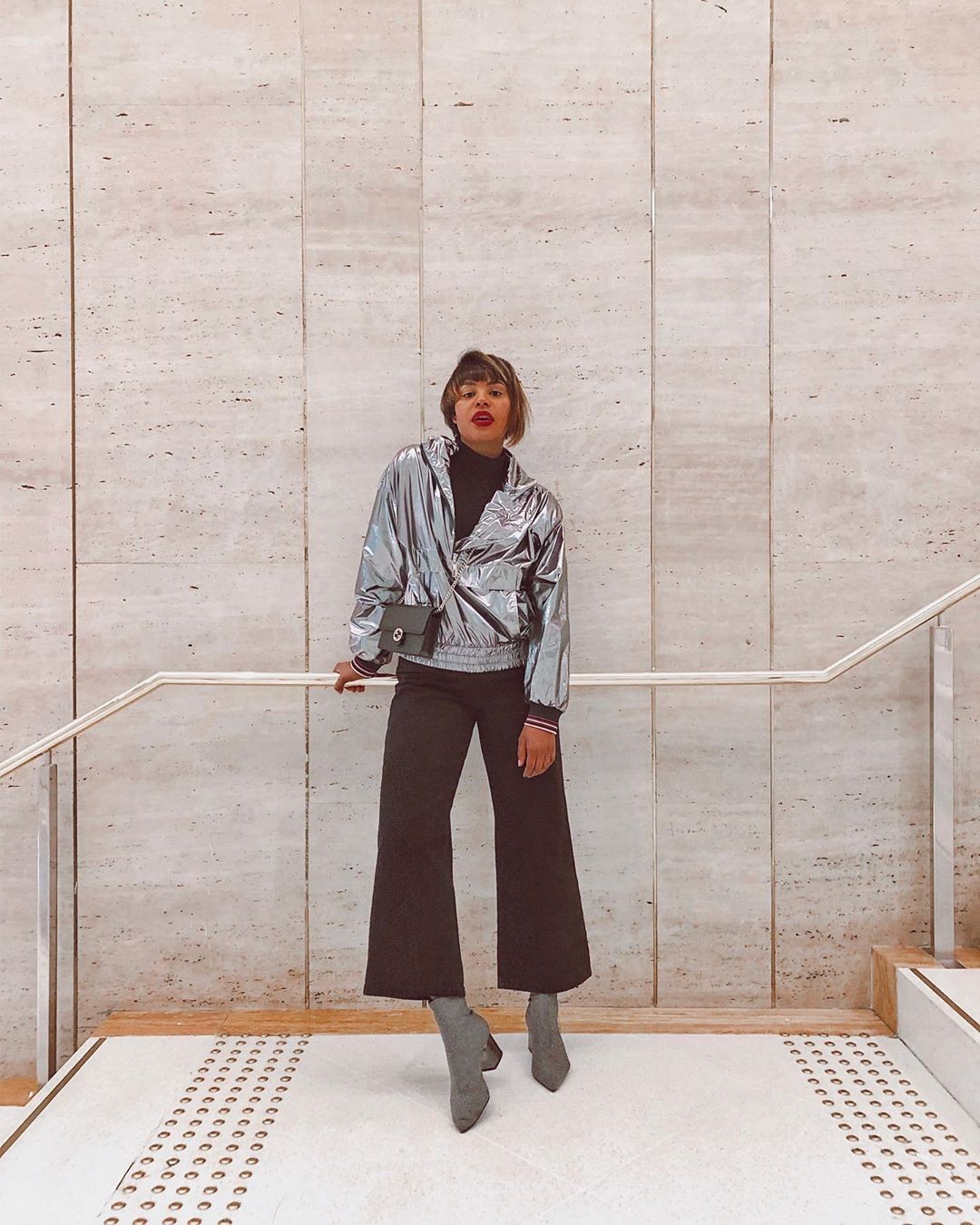 Lari Cunegundes usa jaqueta metalizada e calça cropped. (Foto: Instagram)