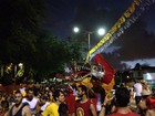 Desfile do 'Eu Acho é Pouco' pinta de vermelho e amarelo ladeiras de Olinda