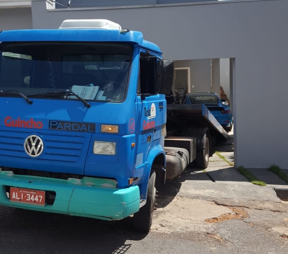 Guincho foi acionado para a retirada do veículo — Foto: Divulgação