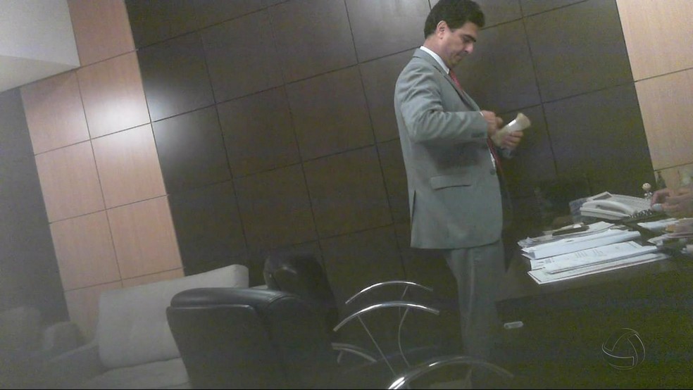 Em vídeo de delação, Emanuel Pinheiro aparece recebendo maços de dinheiro (Foto: TVCA/Reprodução)