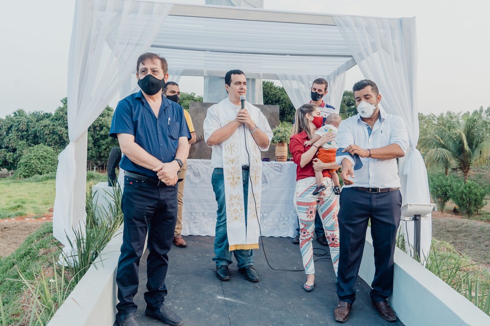 Na foto Pedro Sarkis Mezher (Pedro Conti Ponta Porã MS), Pe. Rodrigo Gomes, Agesner Monteiro, Sua esposa Luana Martins e seu filho Ravi — Foto: Raul Muniz