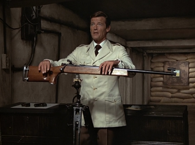 Roger Moore usando saharienne em '007 contra o Foguete da Morte' (Foto:  Reprodução/Youtube)