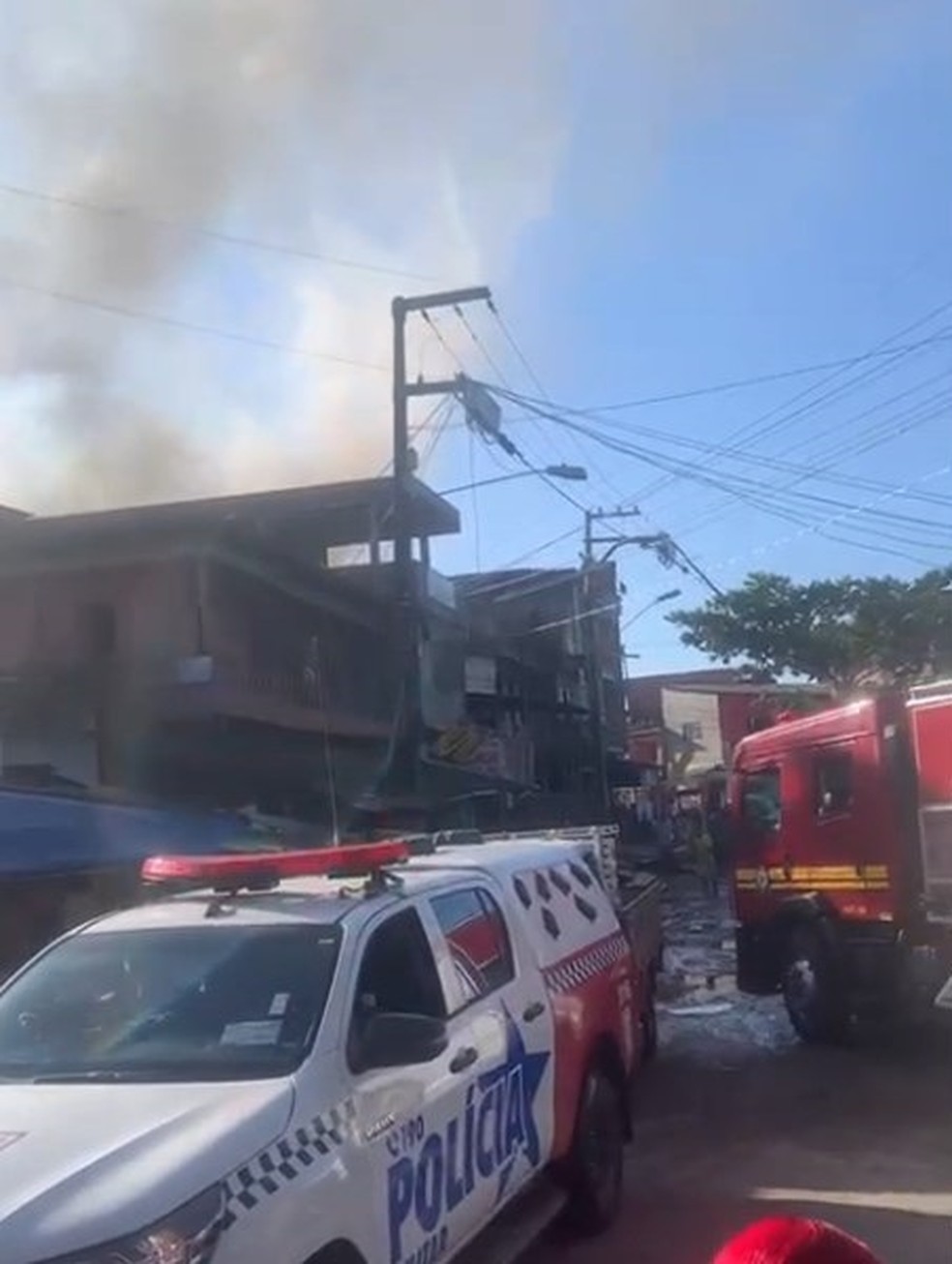 Polícia e Corpo de Bombeiros são acionados em incêndio na Terra Firme, em Belém. — Foto: Reprodução / TV Liberal