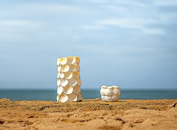 Potes: nas areias da praia de Sauê, em Aracruz, a jarra e o porta-lápis são revestidos de conchas coletadas dentro dos padrões ambientalistas (Foto: Weliton Aiolfi/Editora Globo)