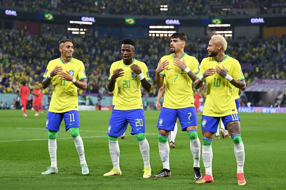Jogadores do Brasil comemoram o gol de Vini Junior: faltou Richarlison na dancinha — Foto:  MANAN VATSYAYANA/AFP via Getty Images