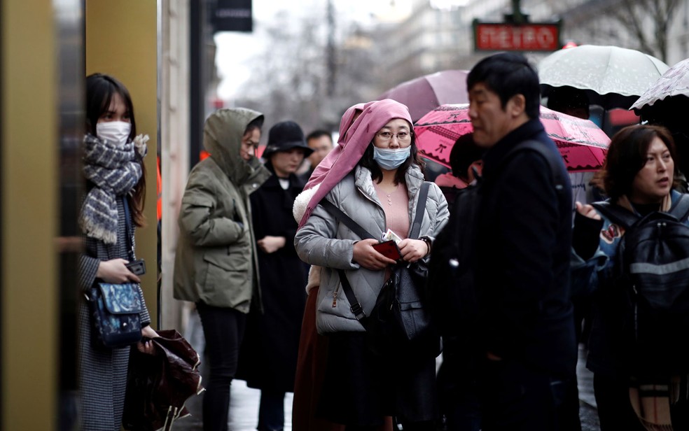 Turistas chineses passeiam na região das Galeries Lafayette, no centro de Paris — Foto: Reuters/Benoit Tessier