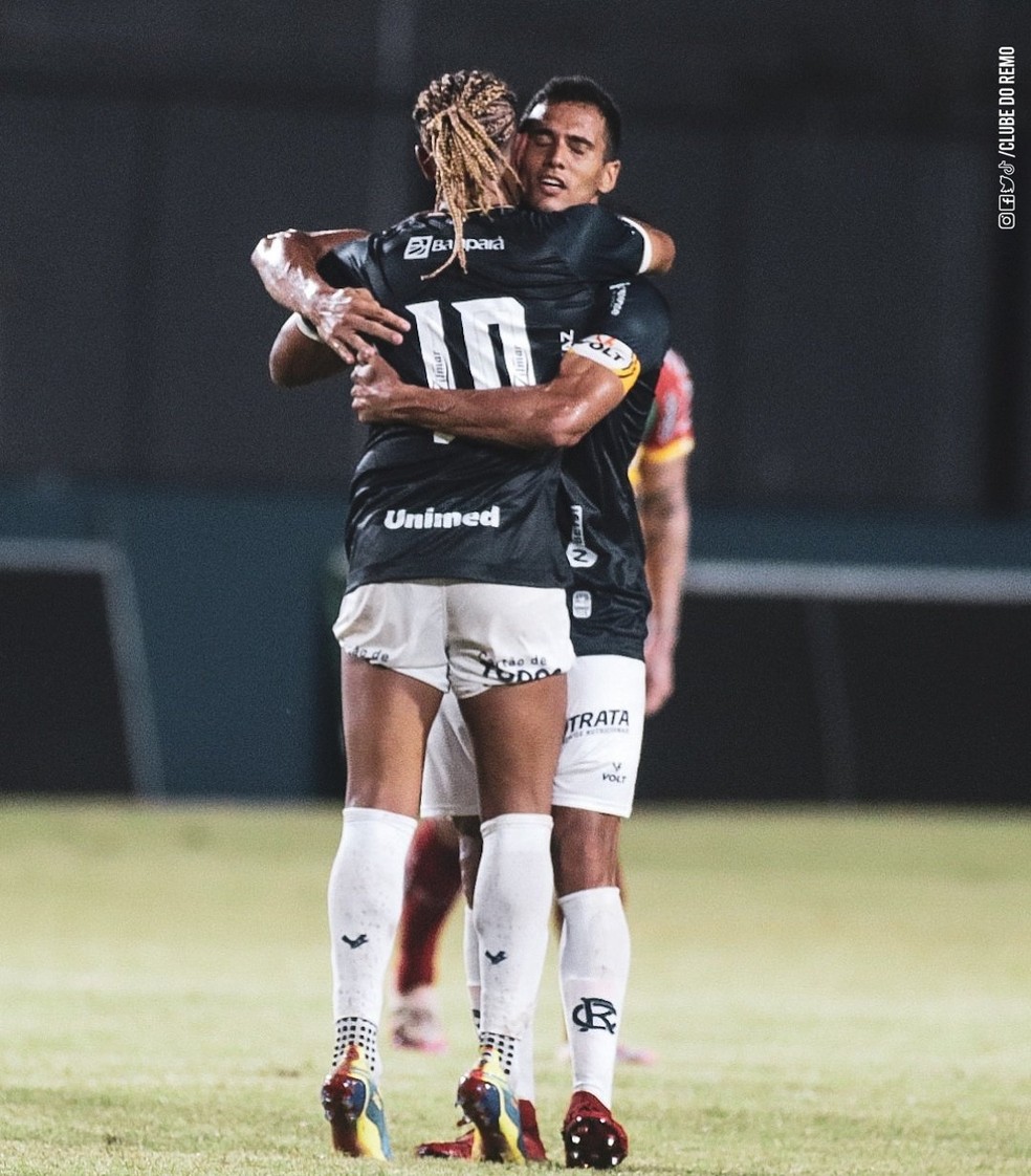 Jansen recebe o apoio de Gedoz após o gol contra diante do Brusque — Foto: Samara Miranda