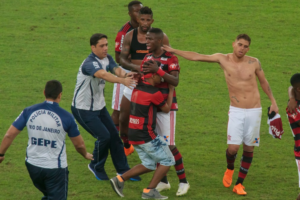 Pequeno torcedor ultrapassa a barreira e consegue o abra&ccedil;o no &iacute;dolo (Foto: IDE GOMES/FRAMEPHOTO/ESTAD&Atilde;O CONTE&Uacute;DO)