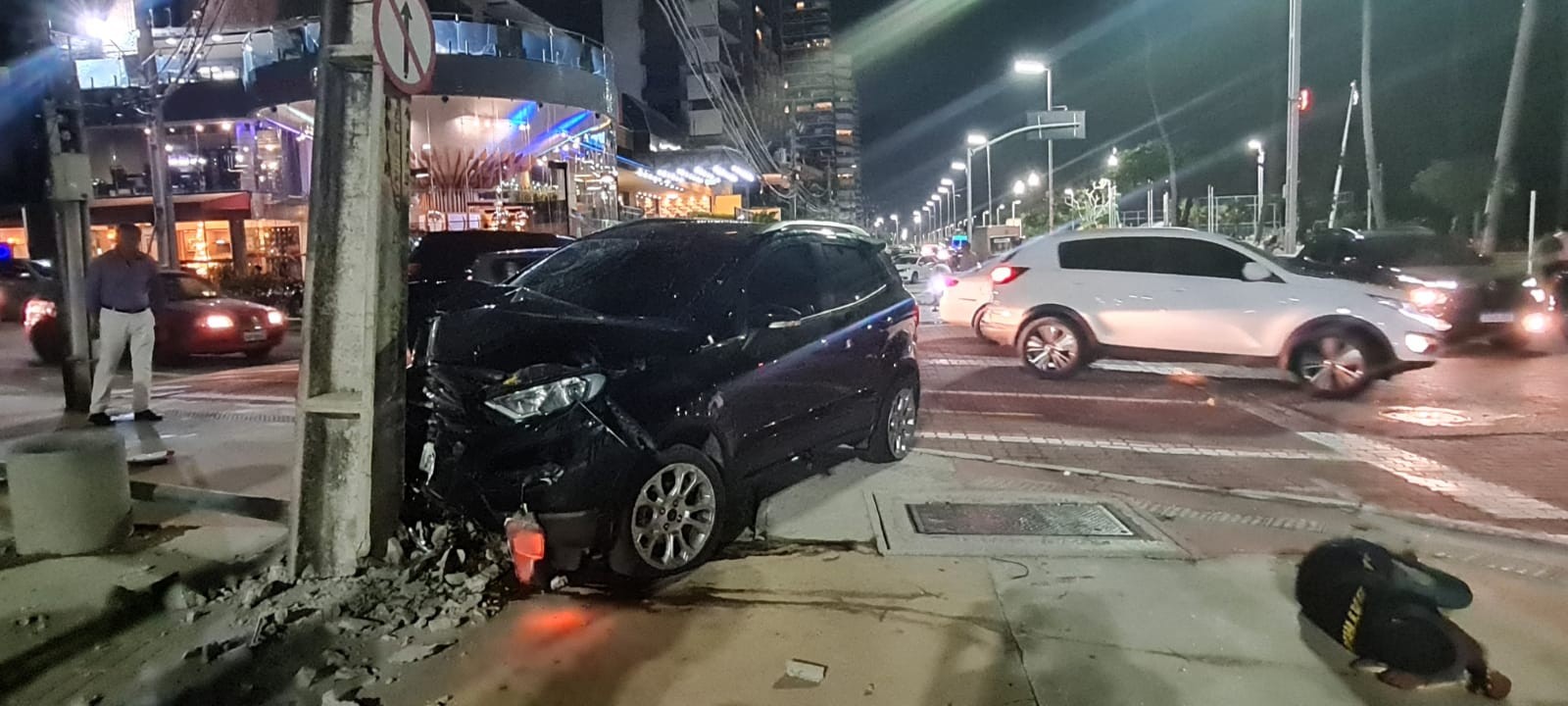 Motorista passa mal ao volante e colide em três carros e um poste na Av. Beira Mar, em Fortaleza