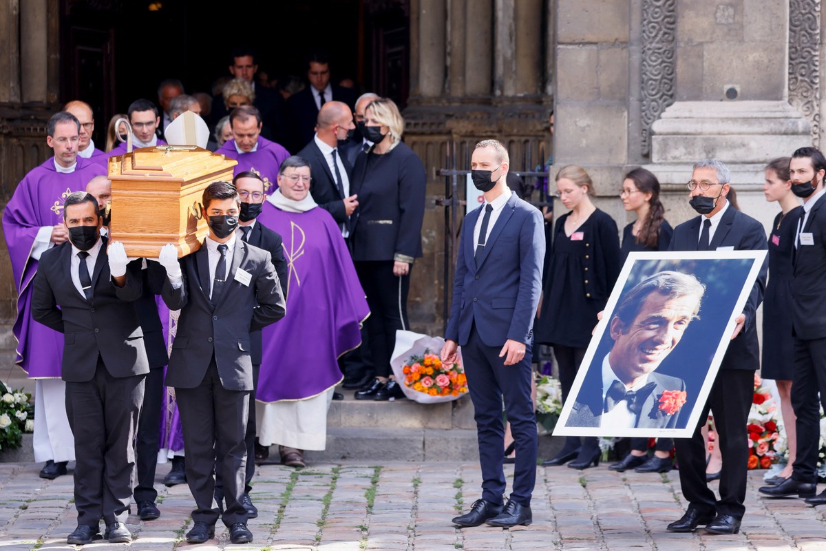 Alain Delon e o cinema francês se despedem de Jean-Paul Belmondo em funeral com 4 minutos de aplauso | Cinema