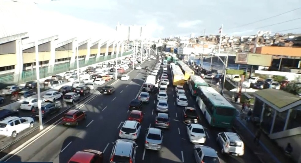 Interdição na Av. ACM causa longo congestionamento em Salvador, após motorista atingir poste — Foto: Reprodução/TV Bahia