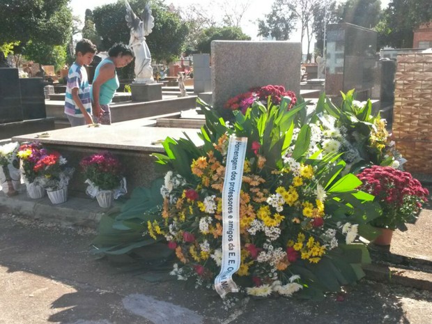 Grávida de 7 meses morta pela mãe é enterrada no Cemitério da Saudade, em Ribeirão Preto, SP (Foto: Adriano Oliveira/G1)