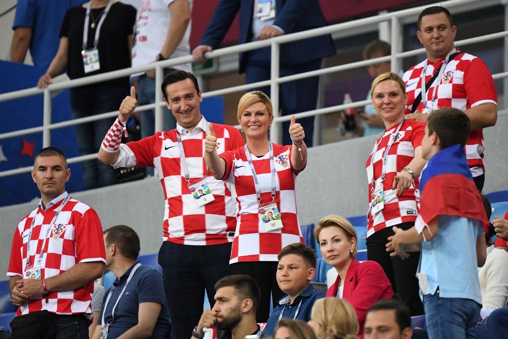 A presidente da CroÃ¡cia, Kolinda Grabar-Kitarovic, no meio da torcida em partida das quartas de final na Copa da RÃºssia (Foto: Dimitar Dilkoff/AFP)
