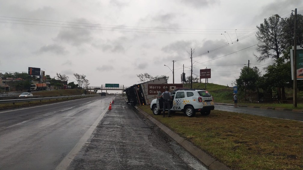 Caminhão-baú tombou com a força do vento durante uma tempestade em Presidente Prudente (SP) nesta sexta-feira (1º) — Foto: Paula Sieplin/TV Fronteira