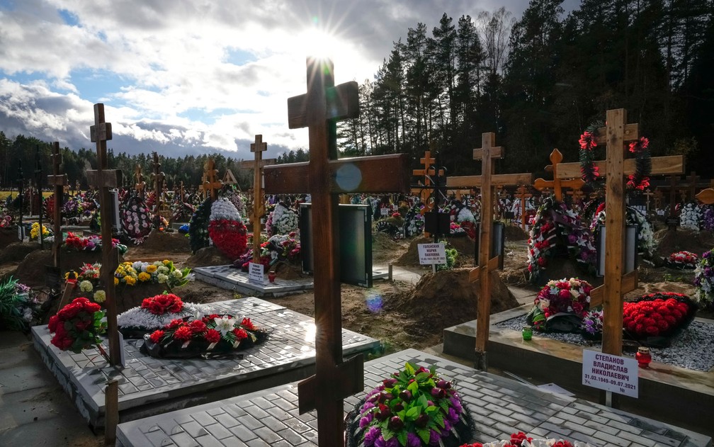 Túmulo no cemitério Yastrebkovskoe, que recebe vítimas de Covid em Moscou, na Rússia, em foto de 22 de outubro — Foto: AP Photo/Alexander Zemlianichenko