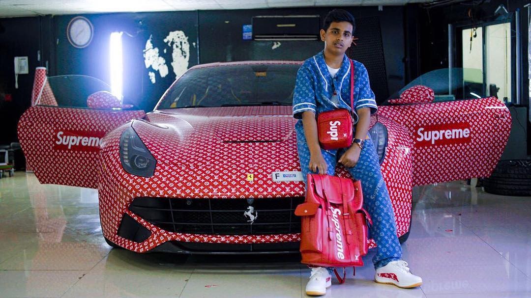 Rashed Saif Belhasa, o jovem bilionário de 15 anos, posa ao lado de sua Ferrari Supreme (Foto: Reprodução/Instagram)
