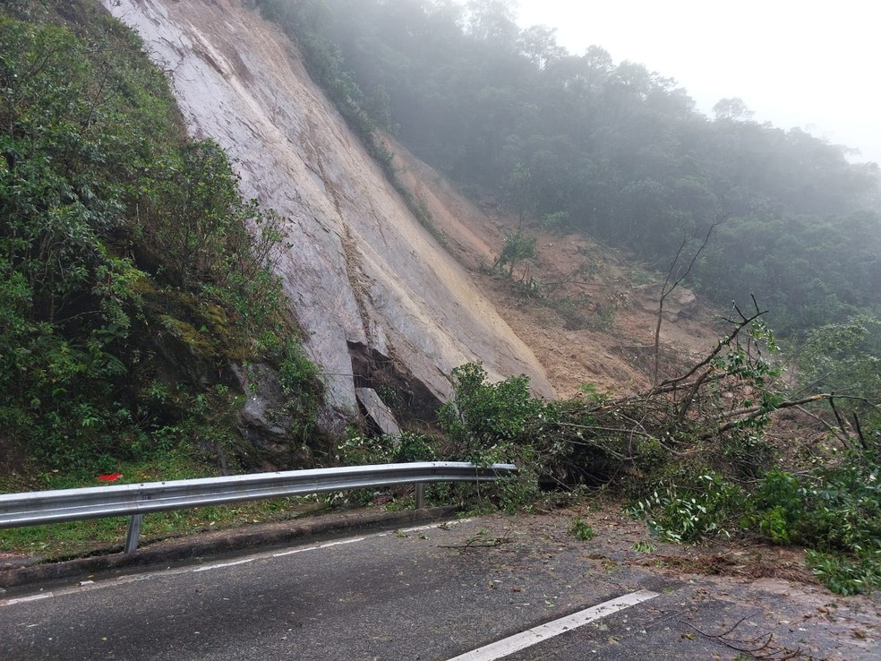 Queda de barreira em rodovia bloqueia por quatro dias o acesso a Bertioga, SP — Foto: Defesa Civil