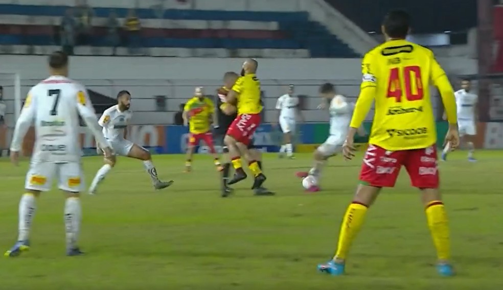 Rodolfo Potiguar derruba Vuaden em Brusque x Novorizontino — Foto: Reprodução/SporTV