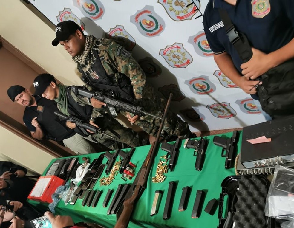 Polícia do Paraguai mostra armas apreendidas em operação para encontrar assassinos do jornalista brasileiro Léo Veras — Foto: Divulgação/Polícia Nacional do Paraguai