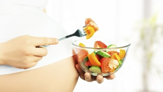 Dieta mediterrânea pode reduzir riscos de pré-eclâmpsia na gravidez, sugere estudo