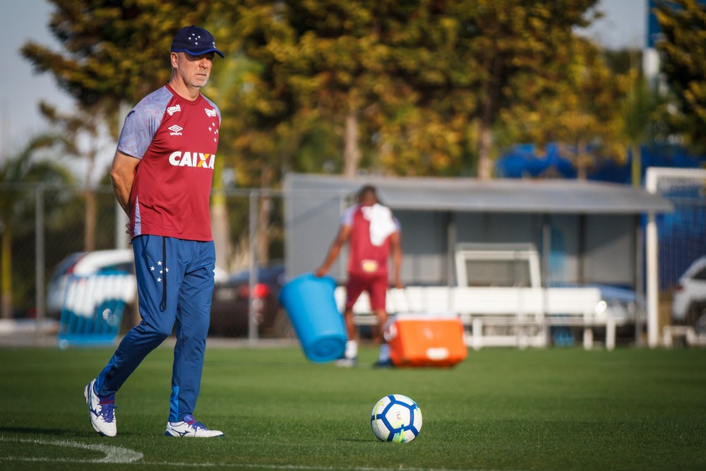 Mano fala em chance de adiar jogo para ter Dedé e não joga toalha no Brasileiro